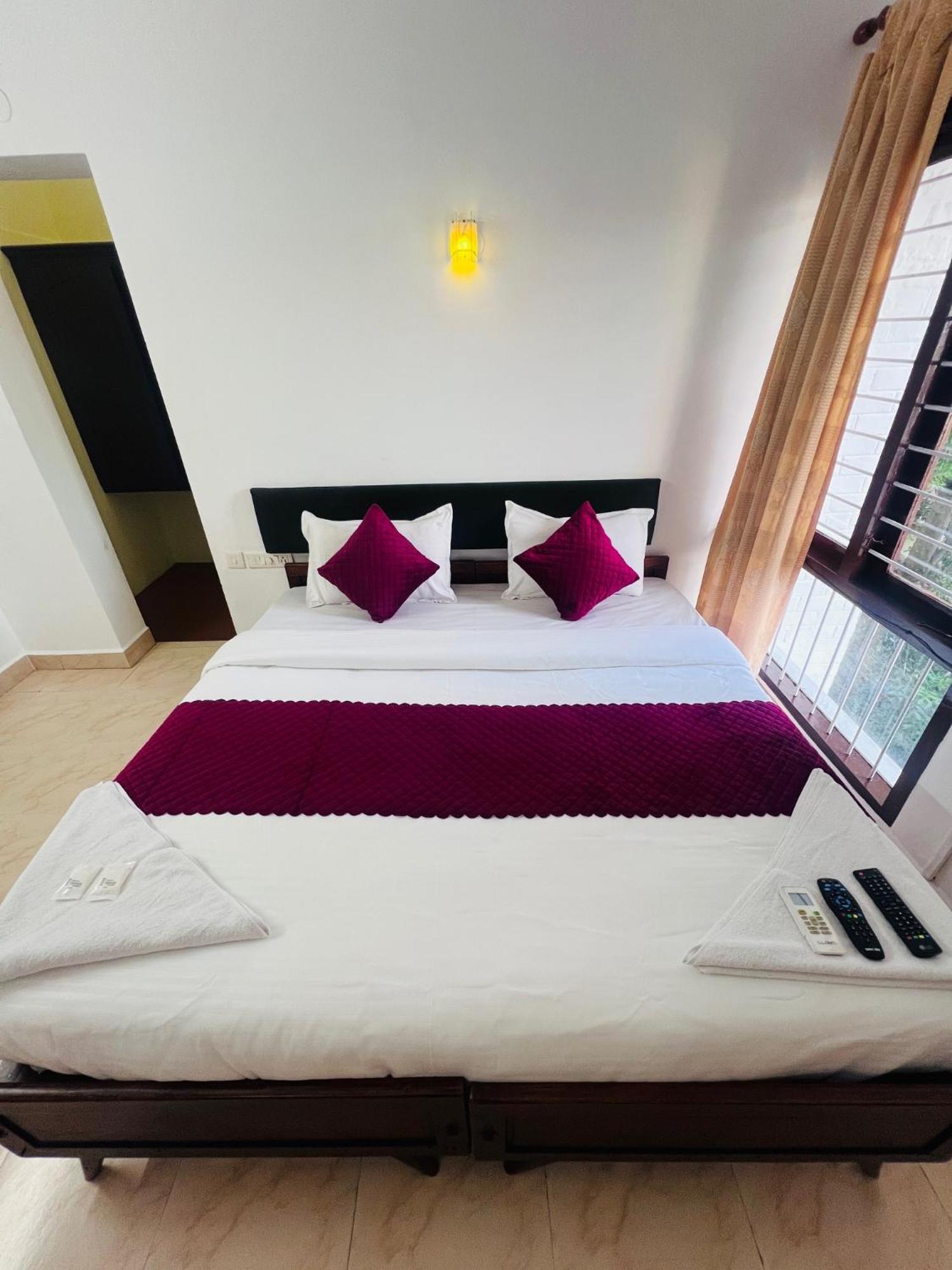 Hotel Sunday - Townhouse Club Airport Trivandrum Thiruvananthapuram Eksteriør bilde